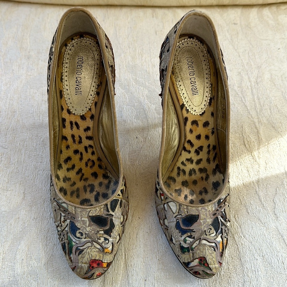 ROBERTO CAVALLI VINTAGE LASER CUT BEIGE AND RENAISSANCE COLORS  GORGEOUS PUMPS​​
